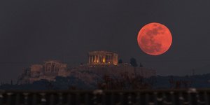 H «ματωμένη» Σελήνη πάνω από τον Παρθενώνα / Φωτογραφία: ΑP Images