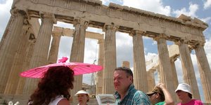 Δεν άφησαν μητέρα να πάει στην Ακρόπολη επειδή είχε μωρό σε καροτσάκι