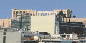 10όροφα κτίρια μπροστά από την Ακρόπολη