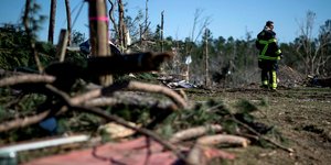 Αλαμπάμα: Πυροσβέστης ψάχνει στα συντρίμμια (Φωτο: ΑΡ)