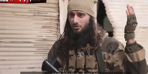 Στο βίντεο εμφανίζεται ο «Αμπού Χάμζα αλ Αμρίκι» να καλεί σε επιθέσεις στις ΗΠΑ