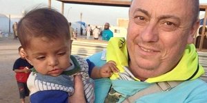 Ενας οδηγός ταξί με μεγάλη καρδιά -Ποιος ήταν ο φιλάνθρωπος Αλαν Χένινγκ που απο