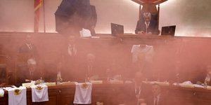 Αναψαν καπνογόνα μέσα στην αλβανική Βουλή (Φωτογραφία: ΑΠΕ/ EPA)