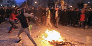 Επεισόδια έξω από την αλβανική βουλή/ Φωτογραφία: AP- Hektor Pustina