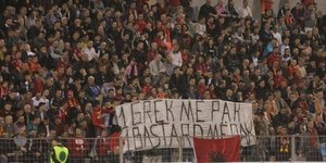 Το προκλητικό πανό για τον θάνατο του Κατσίφα/ Φωτογραφία: epiruspost