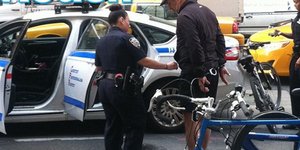 Χειροπέδες στον Αλεκ Μπάλντουιν -Οδηγούσε ανάποδα στο δρόμο το ποδήλατό του [εικ