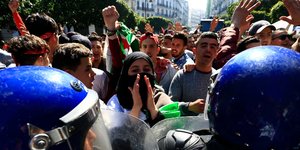 Μαθητές και εκπαιδευτικοί διαδηλώνουν κατά του προέδρου της Αλγερίας (Φωτο: ΑΡ)