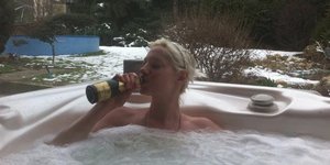Η Τζούλια Αλεξανδράτου στο τζακούζι με ένα μπουκάλι σαμπάνιας [εικόνες]