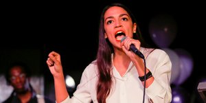 Η 29χρονη Αλεξάντρια Οκάζιο Ορτέζ έγινε η νεώτερη γυναίκα που εκλέγεται στο Κογκρέσο (Φωτογραφία: ΑΡ/Stephen Groves)