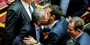 Ο Αλέξης Τσίπρας ασπάζεται τον βουλευτή Σπύρο Δανέλλη /Φωτογραφία: Εurokinissi