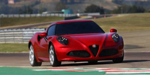 Η Alfa Romeo 4C κοστίζει από 50.500 ευρώ. Στη Γερμανία. Στην Ελλάδα από 81.700.