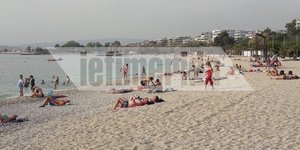 Γέμισε η παραλία του Αλίμου με λουόμενους
