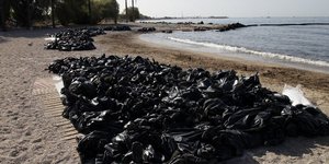 Εργασίες καθαρισμού στην παραλία Αλίμου (Φωτογραφία: EUROKINISSI/ΓΙΑΝΝΗΣ ΠΑΝΑΓΟΠΟΥΛΟΣ)