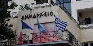 Επίθεση του Ρουβίκωνα στο Δημαρχείο Αλίμου- φωτογραφία intimenews