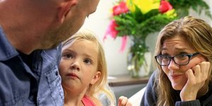 Η μικρή Allison με τους γονείς της