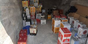 Παράνομο εργαστήριo νοθευμένων ποτών είχε στήσει 40χρονος στις Αχαρνές. Φωτογραφία: Eurokinissi/Αρχείο