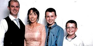 Ο Άλαν Χουέι με την οικογένειά του. Φωτογραφία: YouTube