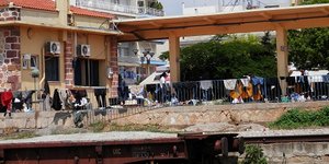 Μετανάστες μετέτρεψαν σε πλυσταριό το σταθμό του τρένου [εικόνες]