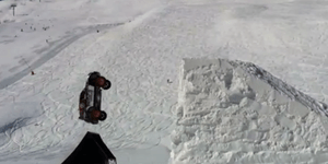 Ριψοκίνδυνο «άλμα θανάτου» πάνω από τα χιόνια με ένα αυτοκίνητο [βίντεο]