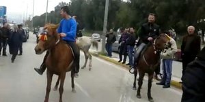 Μπλόκα με άλογα έκανα οι αγρότες στην Πάτρα -Καλπάζοντας... θα πάνε και στον Στα