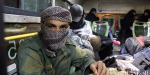 Μαχητής που συνδέεται με την αλ Κάιντα. ΦΩΤΟΓΡΑΦΙΑ: Syrian Central Military Media via AP