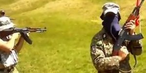 Αλβανοί με καλάνσικοφ πυροβολούν και καίνε την ελληνική σημαία –[βίντεο]