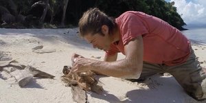 Ο ΑΛβάρο Τσερέζο ανάβει φωτιά με μια πλαστική σακούλα. Φωτογραφία: Facebook