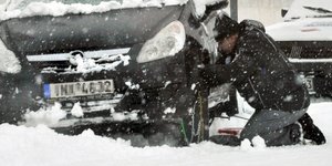 Οδηγός τοποθετεί αντιολισθητικές αλυσίδες στο αυτοκίνητό του / Intimenews: ΠΑΠΠΑ ΠΑΡΑΣΚΕΥΗ