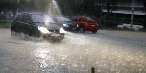 Οδηγός ακινητοποιήθηκε σε δρόμο-ποτάμι στο Χαλάνδρι [βίντεο]