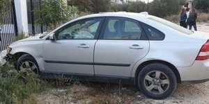 Ανήλικοι πήραν κρυφά αυτοκίνητο και έπεσαν σε σχολείο/ φωτογραφία: cretalive.gr
