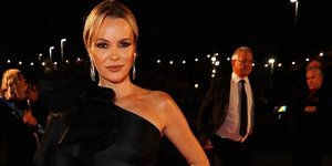 Η Αμάντα Χόλντεν με δημιουργία Celia Kritharioti