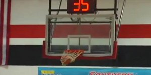 Απίθανο καλάθι τσιρλίντερ με ακροβατικό από το κέντρο του γηπέδου [βίντεο]