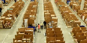 Η Amazon ανήγγειλε το περασμένο φθινόπωρο ελάχιστο ωρομίσθιο 15 δολαρίων για τους εργαζόμενους της στις ΗΠΑ (Φωτογραφία: AP/Martin Meissner)