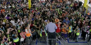 Η στιγμή που οι εργαζόμενοι της Amazon μαθαίνουν πως θα πάρουν αύξηση!