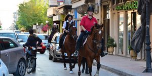 Οι αμαζόνες του Αργους -Βγήκαν στους δρόμους της πόλης καβάλα στο άλογο [εικόνες