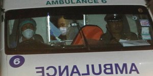 Ασθενοφόρο που μεταφέρει ένα από τα παιδιάμ