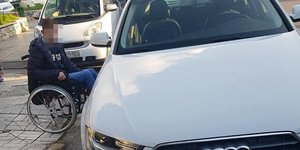 Μπλοκαρισμένη διάβαση ΑμΕΑ. Φωτογραφία: Facebook 