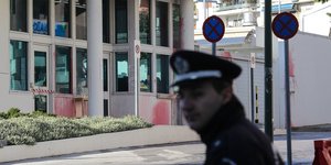 Επίθεση με μπογιές στην αμερικανική πρεσβεία /Φωτογραφία: Intime News