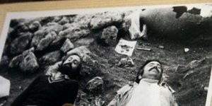 Αρχαιολόγοι το 1955 ποζάρουν... σαν νεκροί και φωτογραφίζονται στον τάφο της Αμφ