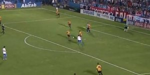 «Μπέρδεψε» τις εστίες και πέτυχε ένα εκπληκτικό αυτογκόλ [βίντεο]