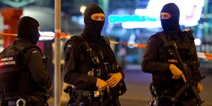 Μολότοφ και αυτοσχέδιο εμπρηστικό μηχανισμό πέταξε ένας άνδρας στο τουρκικό προξενείο στο Άμστερνταμ. Φωτογραφία: AP