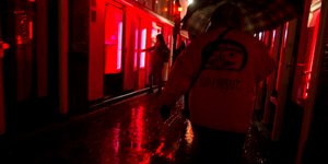 H διάσημη «συνοικία με τα κόκκινα φανάρια» στο Άμστερνταμ (Φωτογραφία: ΑΡ/Peter Dejong)