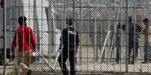 Εξέγερση στο κέντρο κράτησης μεταναστών στην Αμυγδαλέζα – Πετροπόλεμος