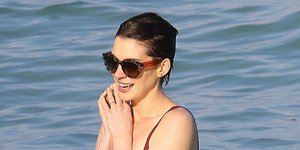 H Anne Hathaway βγάζει στη φόρα τα καλλίγραμμα πόδια της: Ολόλευκη και αμακιγιάρ
