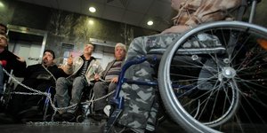 Ατομα με αναπηρία αλυσοδέθηκαν στην είσοδο του υπουργείου Εργασίας [εικόνες]