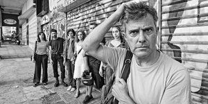 «Οταν ο Καραγκιόζης συνάντησε τη Μέρκελ στα Εξάρχεια»