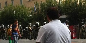 Μια σοκαριστική φωτογραφία: Σε αναπηρικό καροτσάκι απέναντι από τα ΜΑΤ [εικόνα]