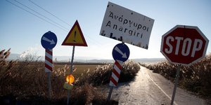 Πινακίδες έξω από το χωριό Ανάργυροι. Φωτογραφία: AP