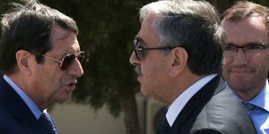 Νίκος Αναστασιάδης & Μουσταφά Ακιντζί (Φωτογραφία: AP Photo/Petros Karadjias