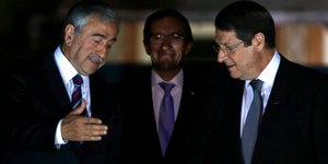 Νίκος Αναστασιάδης & Μουσταφά Ακιντζί (Φωτογραφία: AP Photo/Petros Karadjias)